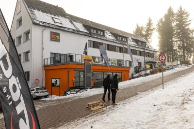Sachsens Staatsregierung im Erzgebirge unterwegs - Das K1-Sporthotel in Oberwiesenthal soll Fördermittel für den Ausbau des Aktivtourismus im Sommer erhalten.
