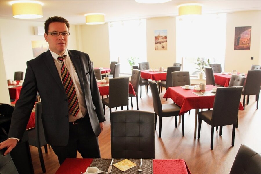 Sachsens strenge Coronaregeln: Frust im Gastgewerbe steigt - Alexander Kreller im Speisesaal des Hotels "Kreller" in Freiberg: "Die Existenznöte sind groß."