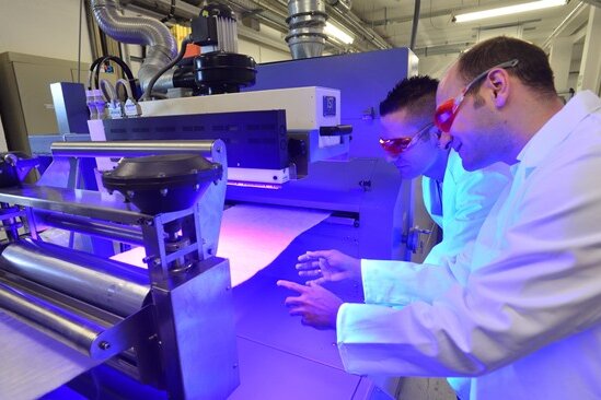 Forscher härten mit UV-Licht Stoffe: Statt Mode wird in den sächsischen Textilbetrieben heute vorwiegend technisches Material hergestellt, das zum Beispiel im Automobilbau zum Einsatz kommt. 