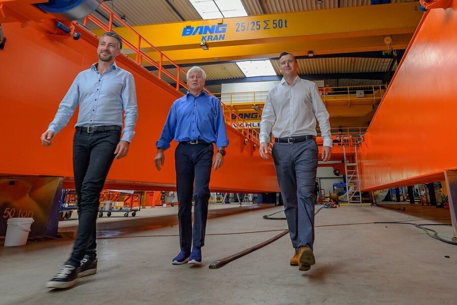 Sachsens Unternehmer des Jahres aus Oelsnitz: Gegen die Schwerkraft - Firmengründer Werner Bang mit seinen Söhnen Christoph Bang (links) und Markus Bang.