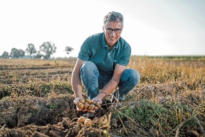 Sachsens Unternehmer des Jahres: Vom Bauernhof zum Markenartikler - Freude an den eigenen Bio-Produkten: Geschäftsführer Rene Döbelt vom Landgut Nemt auf den Feldern bei Wurzen.