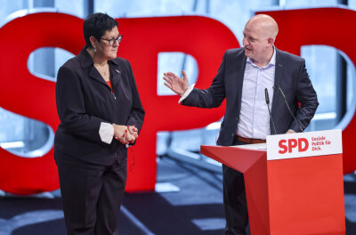 Kathrin Michel und Henning Homann, die beiden neu gewählten Parteivorsitzenden der Sachsen-SPD, stehen nach ihrer Wahl auf dem Podium des Landesparteitages. (Archiv)