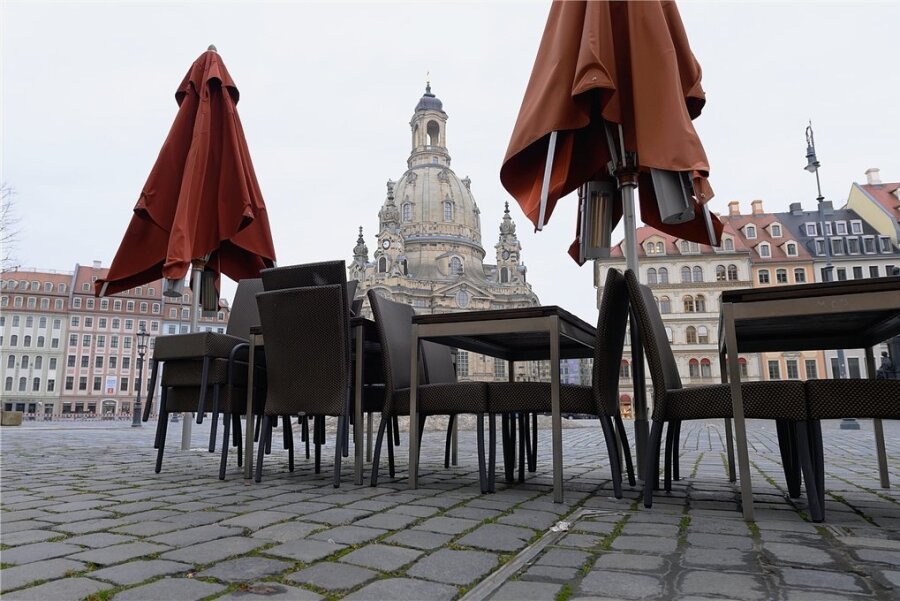 Sachsens Wirtschaft fürchtet erneuten Corona-Lockdown - Leere Tische und Stühle auf dem Neumarkt in Dresden: Die Gastronomie hat der Lockdown besonders getroffen. 
