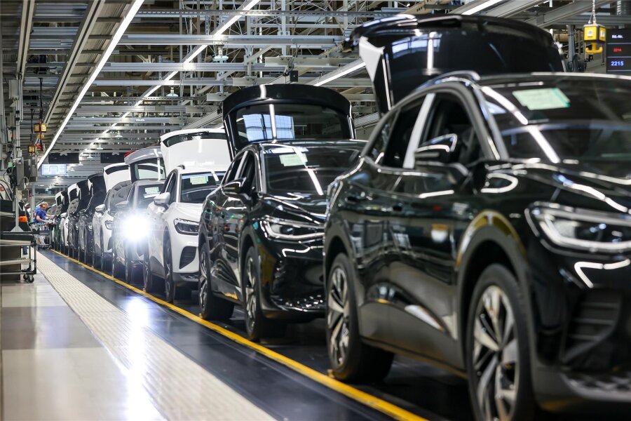 Sachsens Wirtschaftsminister zum Jobabbau bei VW in Zwickau: „Fatale Debatte über Zukunft der E-Mobilität muss aufhören“ - E-Autos laufen im Werk von Volkswagen in Zwickau übers Band.