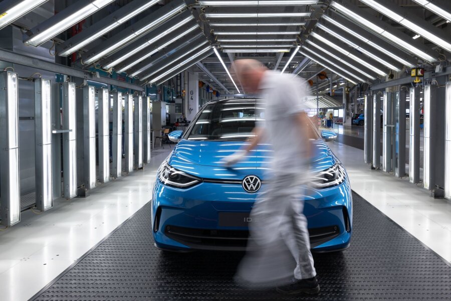 Sächsische Autoindustrie im Aufwind: Einzelhandel schwächelt - Ein Modell der neuen Generation des ID.3 steht zur Endabnahme im Lichttunnel im Werk von Volkswagen in Zwickau.