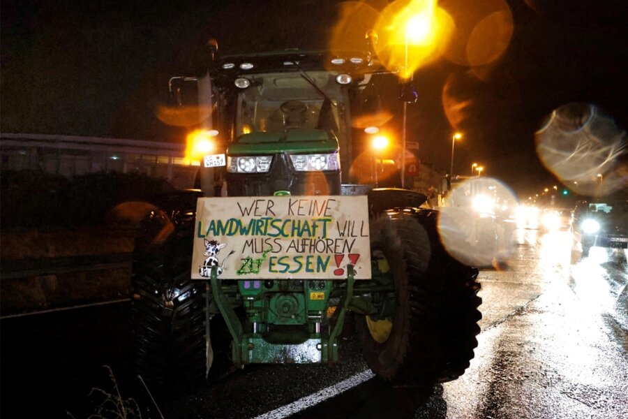 Sächsische Bauern blockieren Zufahrten auf A72 und A4 - Bauern blockieren mit ihren Landmaschinen die Autobahnauffahrt Chemnitz-Mitte.