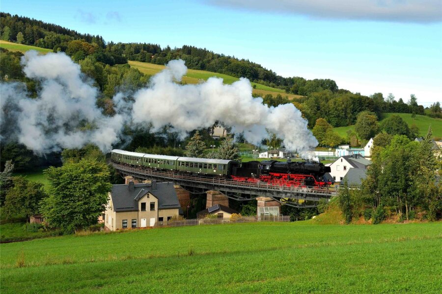 Sächsische Eisenbahnfreunde planen bis zum Jahresende noch mehrere Sonderzugfahrten - Museumszug des VSE in Markersbach.