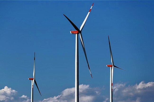 Sächsische Firmen planen bei Glauchau Windpark mit neun Riesenwindrädern - Windräder - bei Glauchau sollen neun Anlagen der neuesten Generation entstehen. Foto: Jan Woitas/dpa