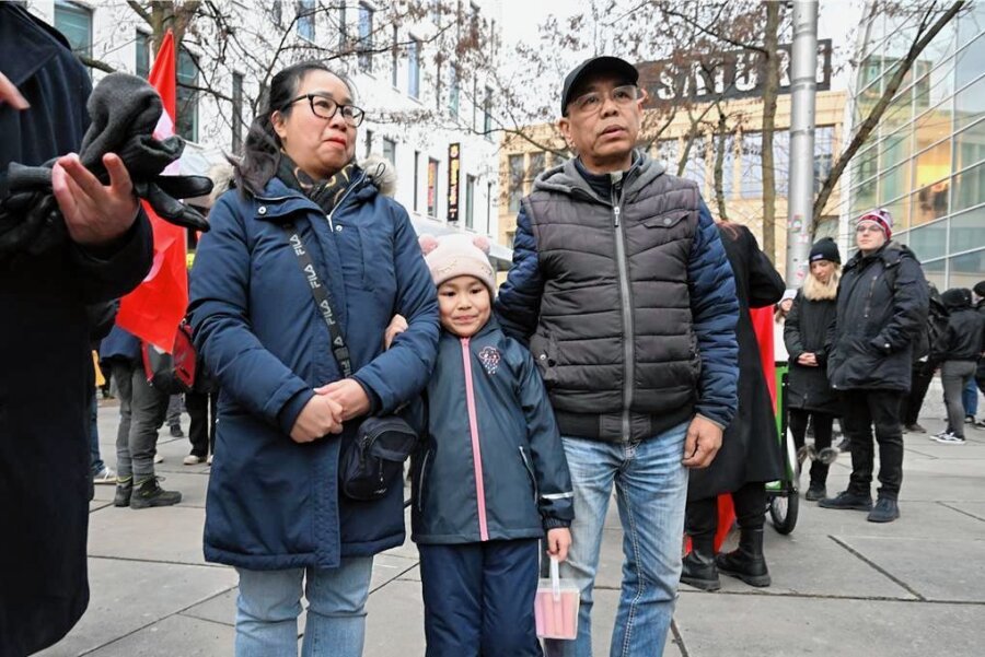 Sächsische Härtefallkommission entscheidet weniger Asyl-Fälle als zuvor - Hoa Nguyen, Emilia Nguyen und Pham Phi Son (von links) bei einer Solidaritätskundgebung für sie vor der Ausländerbehörde.