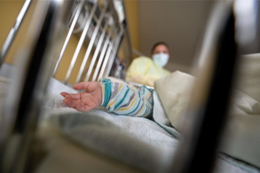Sächsische Impfkommission empfiehlt Schwangeren die Impfung gegen RS-Viren - Ein am Respiratorischen Synzytial-Virus (RS-Virus oder RSV) erkrankter, kleiner Patient liegt auf einer Kinderstation in einem Krankenbett.