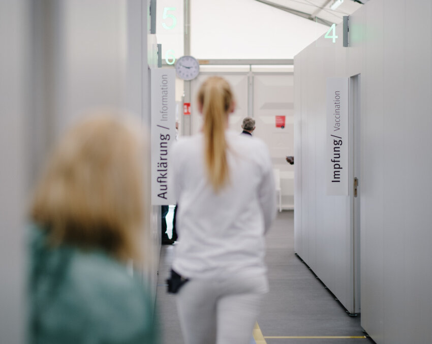Sächsische Impfzentren: Neue Termine verfügbar - Das Deutsche Rote Kreuz (DRK) hat am Freitagabend 11.911 neue Termine für eine Corona-Impfung in den sächsischen Impfzentren freigeschaltet.