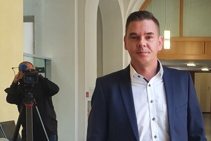 Sächsische Justizbeamte wegen Misshandlung vor Gericht: Erste Zeugen vernommen - Daniel Zabel, heute Mitglied des AfD-Landesvorstands, sitzt mit auf der Anklagebank.