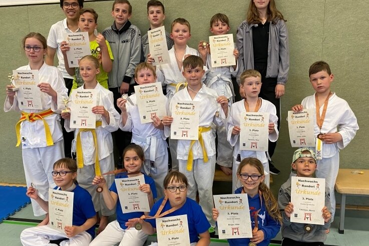 Gute Ausbeute: 14 Medaillen haben die Rochlitzer Karate-Talente aus Oelsnitz mit nach Hause gebracht. 