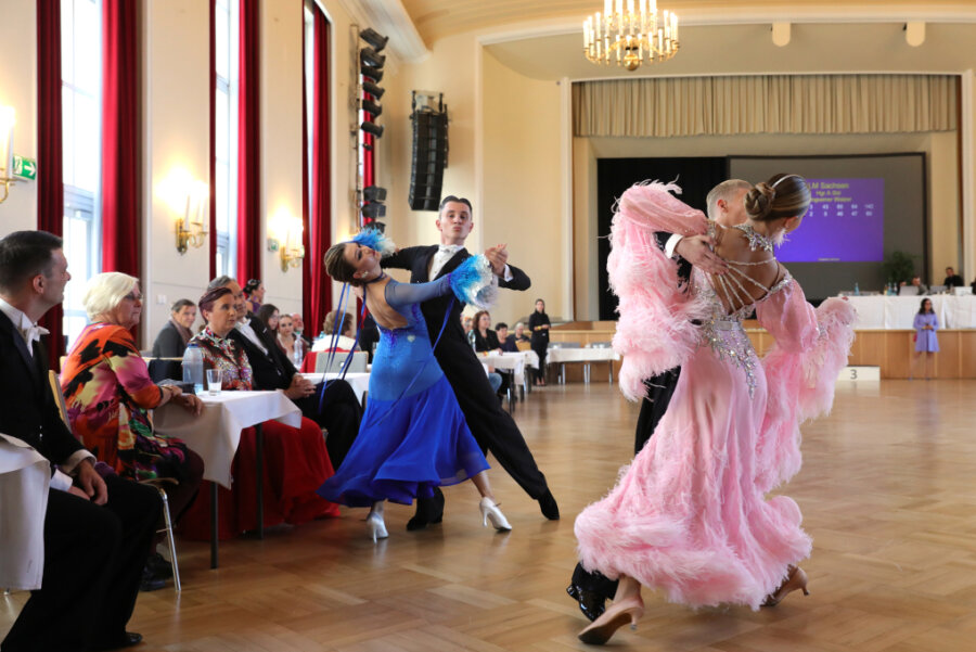 Anspannung im Großen Saal der Oelsnitzer Stadthalle: Insgesamt 150 Paare tanzen bei den Sächsischen Meisterschaften um Titel. 