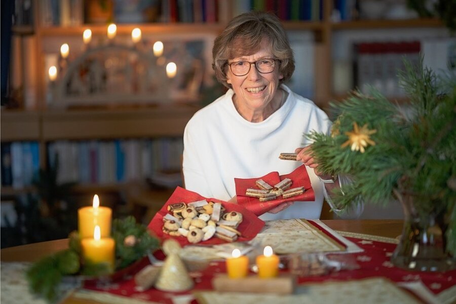 Weihnachtlich ist die Stube von Renate Zschech. Die Dresdnerin hat Geschichte und Rezept ihrer Helenenschnitten beigesteuert. 