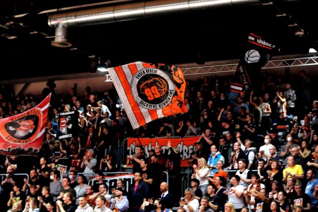 Sächsische Profisportvereine stellen Stufenplan für Rückkehr der Zuschauer vor - Seit Ende November müssen Profivereine wie die Niners Chemnitz auf solche Kulissen wie hier im Pokalspiel gegen den FC Bayern verzichten. Dabei fehlt den Vereinen viel mehr, als nur die Stimmung auf den Rängen. In erster Linie fehlen die überlebenswichtigen Einnahmen aus den Ticketverkäufen.