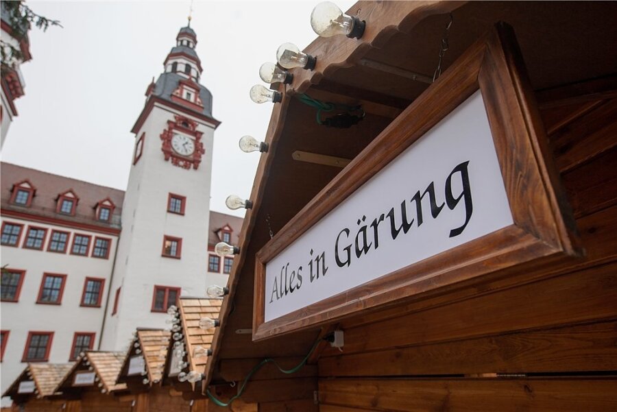 Sächsische Städte prangern Corona-Schlingerkurs an - Der Weihnachtsmarkt im Chemnitzer Stadtzentrum ist schon weitgehend aufgebaut. Doch stattfinden kann er nicht. 
