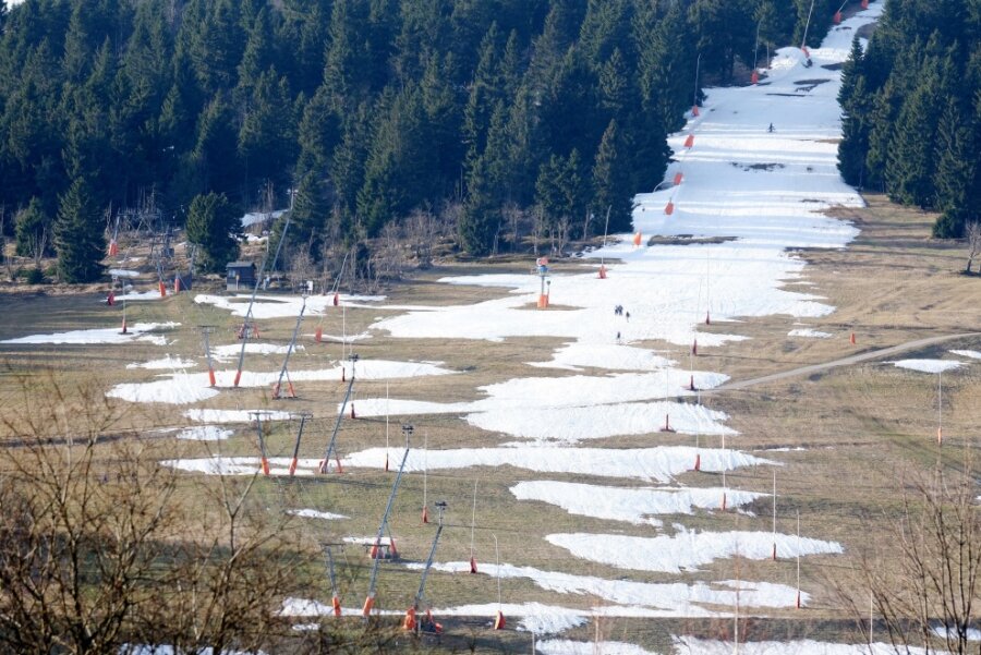Oberwiesenthal, 2. Januar: Eine Skipiste am Fichtelberg. Frühlingshaftes Wetter herrscht auch im Erzgebirge vor.