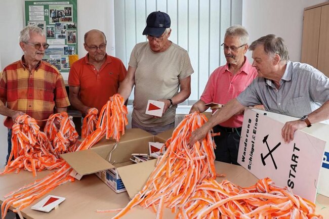 Sächsischer Verbandswandertag im Erzgebirge: Schwarzenberg rechnet mit etwa 500 Teilnehmenden - Bereiten Streckenmarkierungen vor: Siegmar Korb, Gernot Schulz, Steffen Stölzel, Dieter Behrend, Rolf Grünert (v. l.).