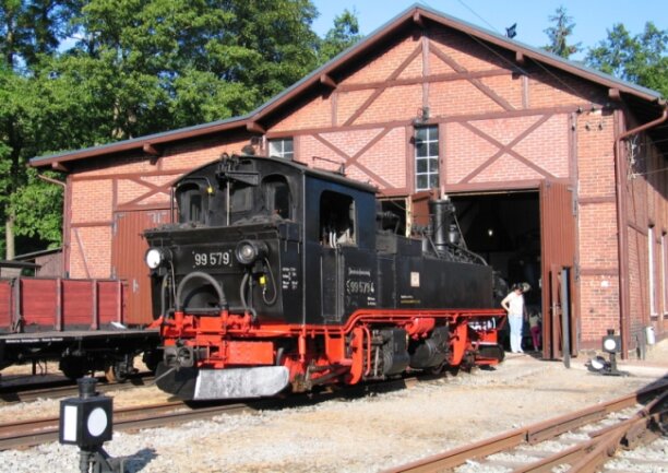 Sächsisches Schmalspurbahn-Museum Rittersgrün lädt zum 22. Eisenbahnfest - Auf und vor der Schmalspur-Dampflok 99 579 können sich Fans am Wochenende fotografieren lassen.