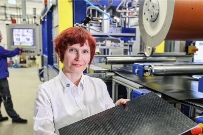 Sächsisches Textilforschungsinstitut: Die Zukunft bleibt textil - Yvette Dietzel an einer Intervallheißpresse, wo zur Zeit Glasfaser mit Kunststoff verbunden wird. Die entstehenden Organobleche werden als Verstärkungsstrukturen in Verkleidungen genutzt.