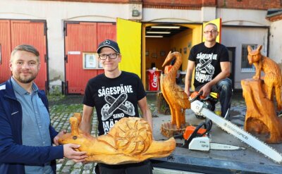 Sägespäne sind für Künstler Männerglitzer - Thomas Sprotte, Vorsitzender des Jugendclub-Fördervereins, mit den Kettensägen-Hobbykünstlern Jean-Philipp Russel und Michael Germuhl. Ihre Werke, meist Tierfiguren, sind zwischen 30 Zentimeter und zwei Meter groß.