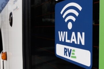 In allen Bussen der RVE ist nun W-Lan verfügbar, ersichtlich ist das auch an Symbolen, die an den Fahrzeugen angebracht sind. 