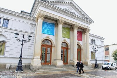 Der Plauener Stadtrat bekennt sich, auch finanziell, zum Vogtlandtheater (Foto), zum Theater Plauen-Zwickau ingsesamt. Dennoch bleibt die Kultureinrichtung in Turbulenzen.