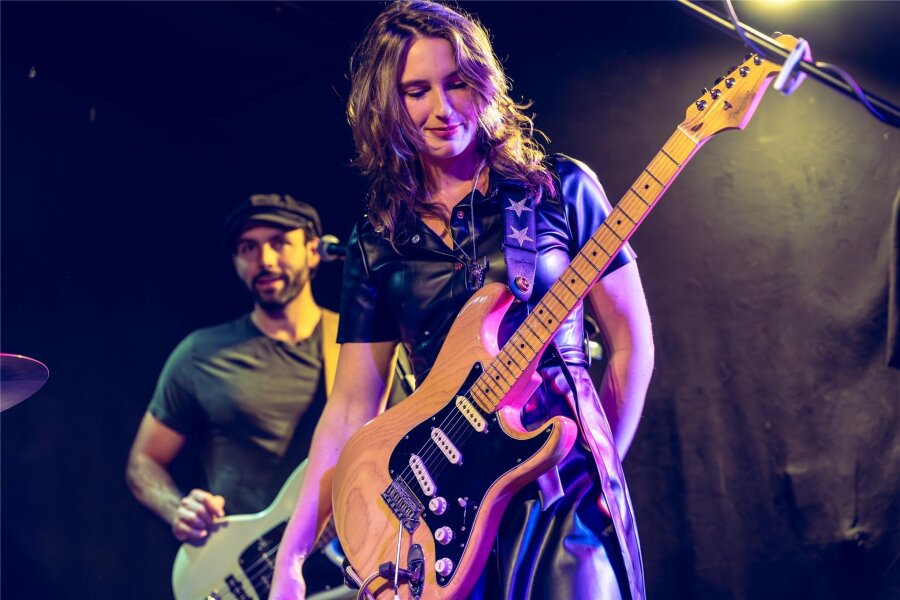 Sängerin aus Nashville spielt am Sonntag in Lichtentanne - Im Rahmen ihrer Europatour tritt die US-amerikanische Sängerin Jax Hollow am 12. Mai in Lichtentanne auf.
