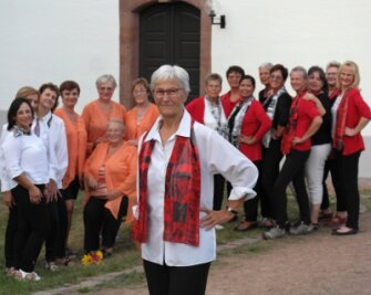Sängerinnen aus Zettlitz feiern Jubiläum - Der Zettlitzer Frauenchor mit Frontfrau Gisela Kramer (vorn) legte fürs Foto Auftrittskleidung aus drei Jahrzehnten an. 