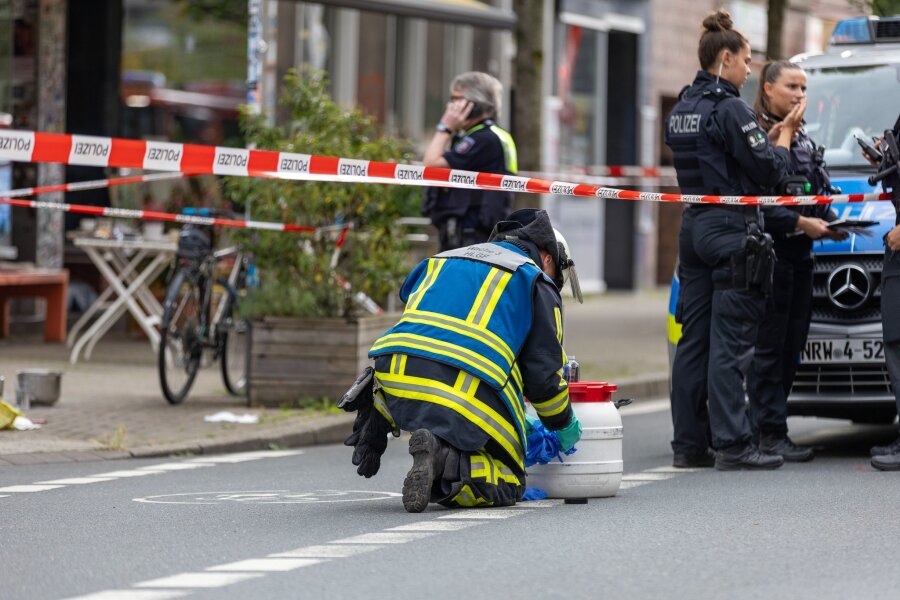 Säureangriff in Bochumer Café: Haftbefehl wegen Mordversuchs - Nach dem Säureangriff in einem Bochumer Café kam es in der Nacht zu einer Durchsuchungsaktion