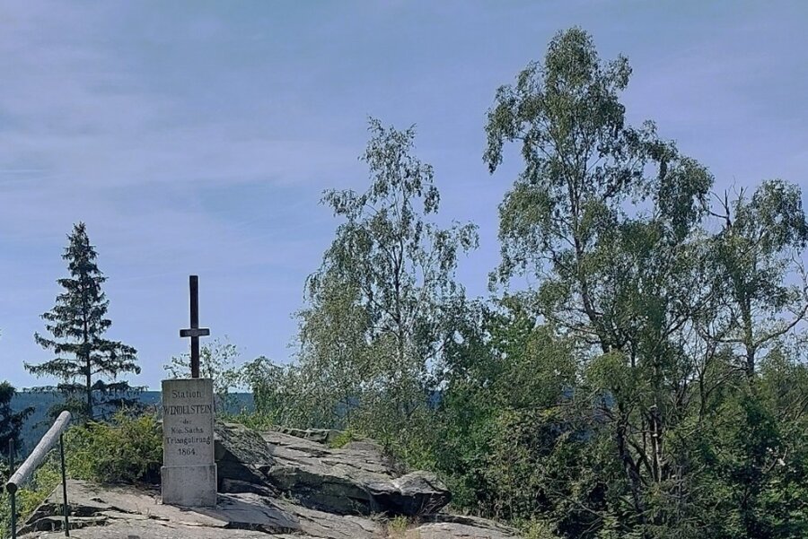 "Sagenhaftes Vogtland": So gut ist die Wandertour Felsenweg 1 - Der bewachsene Wendelstein in Grünbach mit der Triangulationssäule von 1864, einem geschützten Kulturdenkmal, und Gipfelkreuz.