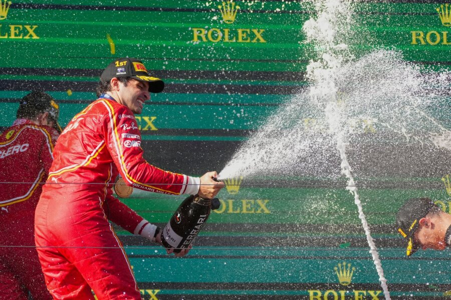 Sainz-Sieg nach Krankschreibung - Debakel für Verstappen - Ferrari-Pilot Carlos Sainz feiert mit Champagner seinen Sieg.