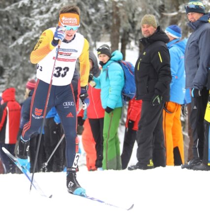 Saison am Fichtelberg gekrönt - Schon zur Hälfte des 15 Kilometer langen U-16-Rennens hatte sich Jonas Müller vom Feld abgesetzt. Danach baute der Starter des ATSV Gebirge/Gelobtland seinen Vorsprung weiter kontinuierlich aus. 
