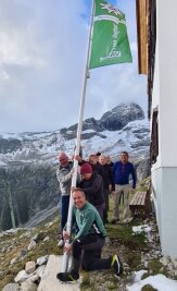 Saison auf der Plauener Hütte läuft gut an - Die gehisste Fahne signalisiert es: Die Hütte ist wieder in Betrieb, die Saison hat begonnen.