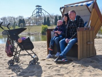 Saison im Sonnenlandpark gestartet - Etwas Ostseegefühl ist im Sonnenlandpark aufgekommen. Steffen und Mandy Kuhnert mit Tochter Lea im Strandkorb vor der Riesenrutsche.