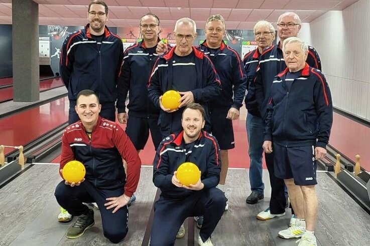 Saison mit zwei verschiedenen Gesichtern - Das Meisterteam des SV Fortschritt Glauchau: Stehend von links: Thomas Hochmuth, Heiko Haberland, Frank Salewsky, Andreas Kröber, Bernd Wagner, Klaus Göbel und Rolf Hertel. Vorne kniend von links: Milan Sreckov und Jörg-Manuel Steffen.