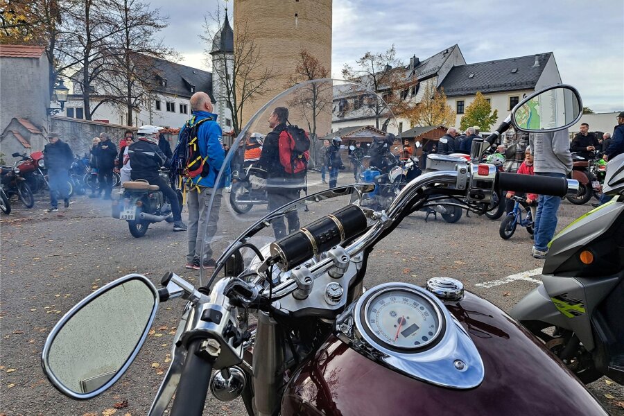 Saisonabtakt lockt über 500 Biker nach Zschopau - Schon kurz nach 9 Uhr war der Parkplatz am Zschopauer Schloss gut gefüllt.