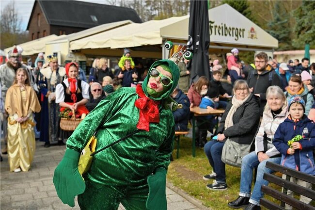 Saisonauftakt an der Talsperre Kriebstein: Wenn Froschkönig auf Osterhase trifft - Traditionell hat am Karfreitag die Saison an der Talsperre Kriebstein begonnen. Zahlreiche Besucher kamen, um den Auftakt mit den Märchenfiguren, der Osterhasenfamilie und sogar dem Weihnachtsmann, allesamt Miskus-Darsteller, zu feiern oder eine Runde mit dem Schiff zu fahren. 