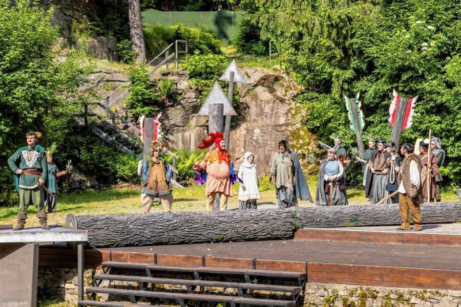 Saisonstart an den Greifensteinen: Robin Hood erobert die Felsenbühne - Mit "Robin Hood" hat am Sonntag die Theatersaison auf der Felsenbühne an den Greifensteinen begonnen.