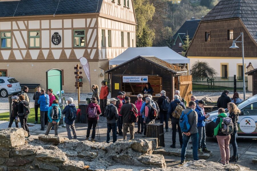 Saisonstart auf dem Kammweg Erzgebirge-Vogtland: Wanderschuhe zubinden, Rucksack packen und los geht's