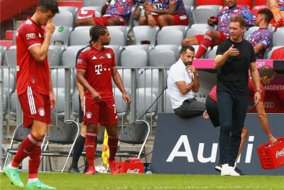 Saisonstart in der Bundesliga: Hat Nagelsmann die Bayern im Griff? - Julian Nagelsmann gibt Robert Lewandowski (l.) und Serge Gnabry Anweisungen, genau beobachtet von FCB-Sportdirektor Hasan Salihamidzic. 