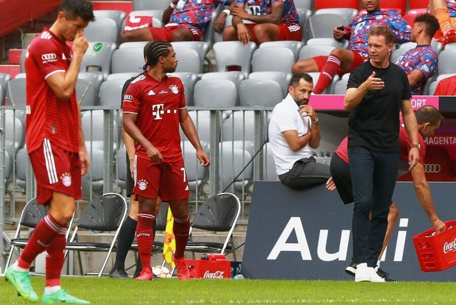 Julian Nagelsmann gibt Robert Lewandowski (l.) und Serge Gnabry Anweisungen, genau beobachtet von FCB-Sportdirektor Hasan Salihamidzic. 