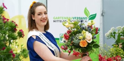 Saisonstart mit Herausforderungen - Johanna Griem, die Deutsche Blumenfee 2021/2022, band drei Sträuße, die verdienstvolle Bürger von Drebach erhielten. 