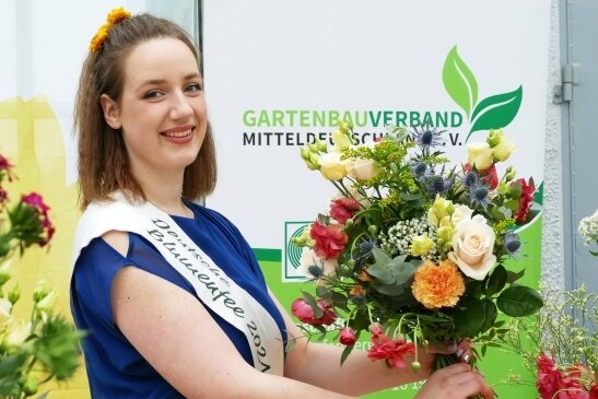 Saisonstart mit Herausforderungen - Johanna Griem, die Deutsche Blumenfee 2021/2022, band drei Sträuße, die verdienstvolle Bürger von Drebach erhielten. 