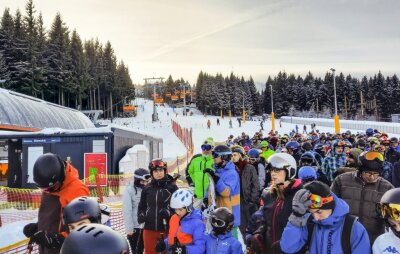 Saisonstart zwischen Frust und Lust - Mit nur einem Lift ist am Samstag am Keilberg die neue Skisaison eröffnet worden. Das führte zu Wartezeiten. Doch die wurde von den Wintersportlern gern in Kauf genommen. 