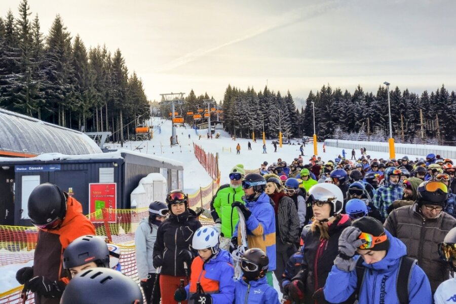 Mit nur einem Lift ist am Samstag am Keilberg die neue Skisaison eröffnet worden. Das führte zu Wartezeiten. Doch die wurde von den Wintersportlern gern in Kauf genommen. 