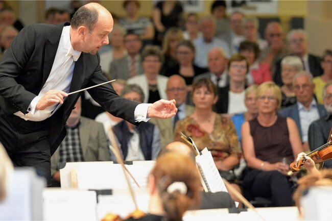 Salieri-Double als Bewerber in Freiberg: Es holpert nur bei der Sprache - Attilio Tomasello stellte sich beim Sonderkonzert am Montagabend in der Nikolaikirche als Kandidat für die Chefdirigenten-Stelle vor.