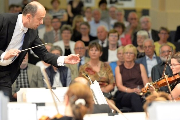 Salieri-Double: Es holpert nur bei der Sprache - Attilio Tomasello stellte sich beim Sonderkonzert am Montagabend in der Nikolaikirche als Kandidat für die Chefdirigenten-Stelle vor.