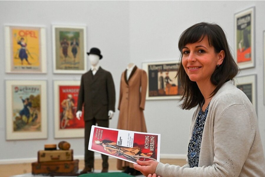 Katja Treppschuh in der neuen Ausstellung "Achtung Werbung!" in den Kunstsammlungen. 2010 hatte sie in der Einrichtung volontiert, jetzt ist sie dort als Sammlungsassistentin beschäftigt. 